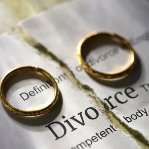 Обручальные кольца символизирующие развод